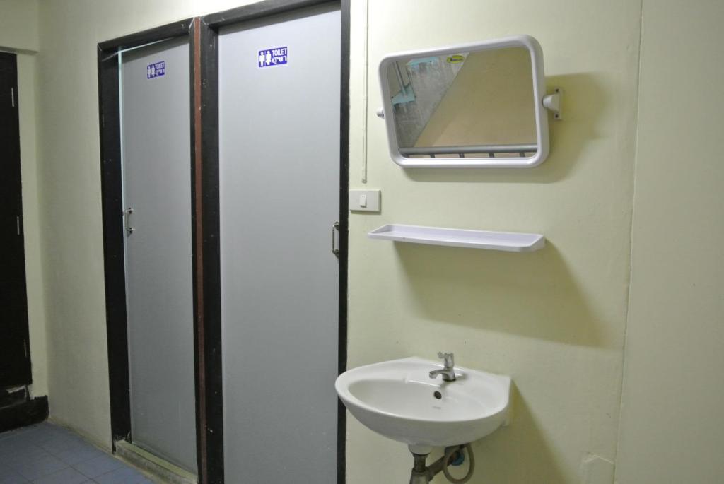Q6 At 6 Hostel Bangkok Room photo