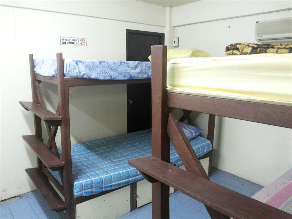 Q6 At 6 Hostel Bangkok Exterior photo