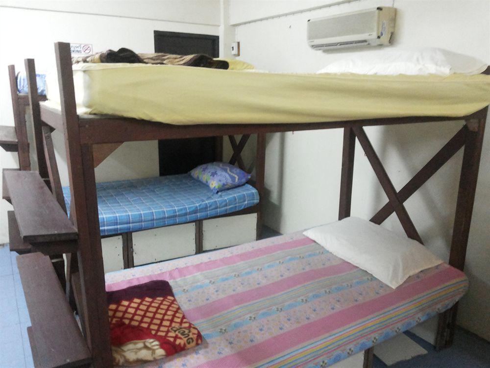 Q6 At 6 Hostel Bangkok Exterior photo