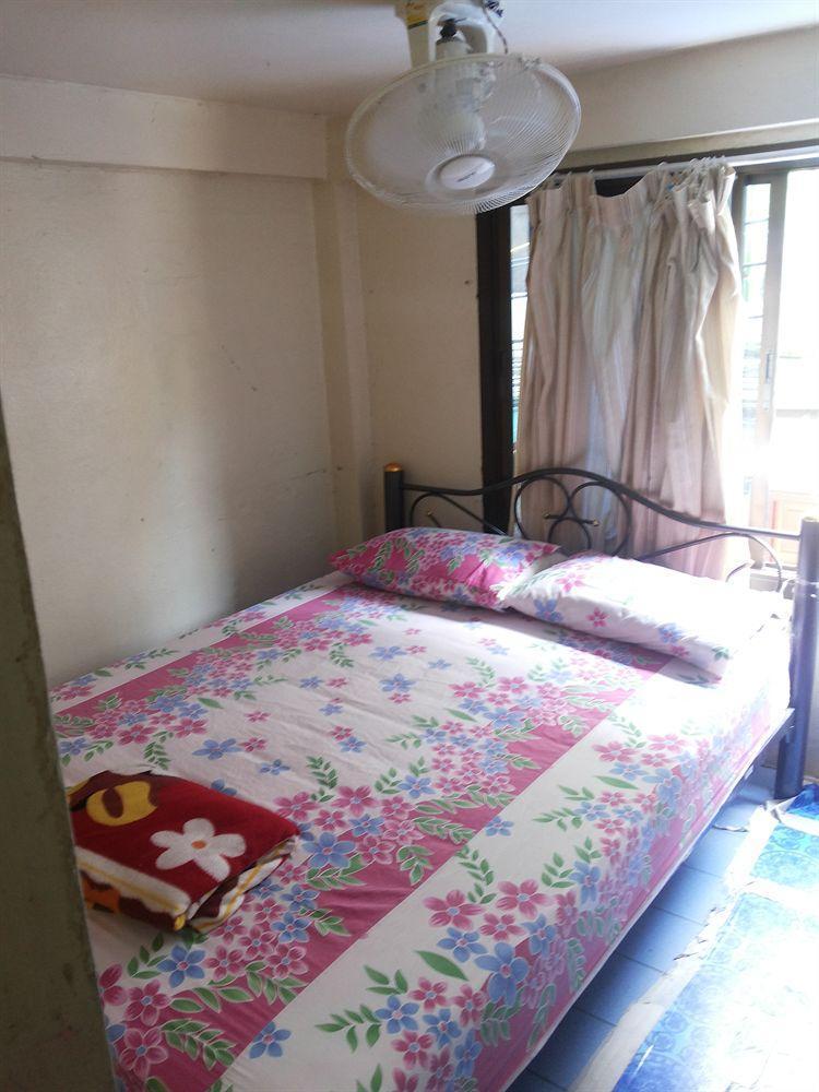 Q6 At 6 Hostel Bangkok Exterior photo