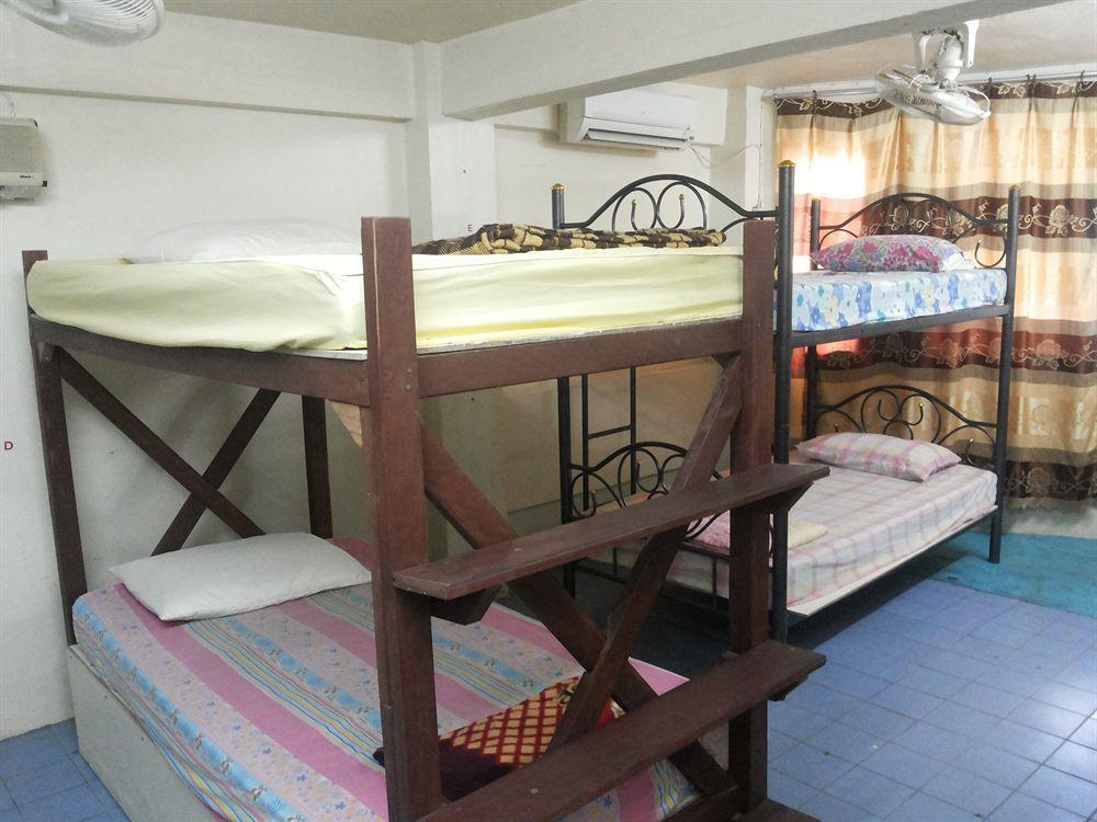 Q6 At 6 Hostel Bangkok Exterior photo