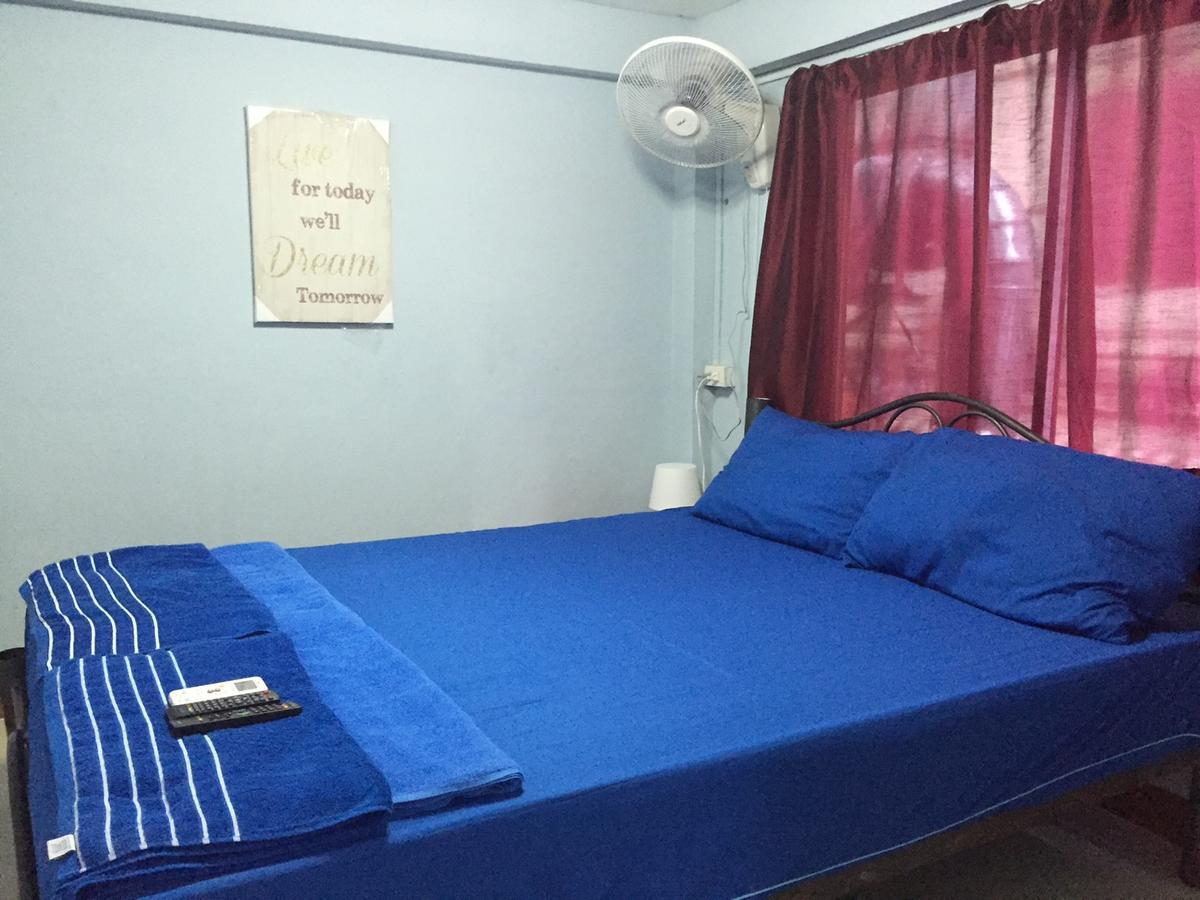 Q6 At 6 Hostel Bangkok Exterior photo