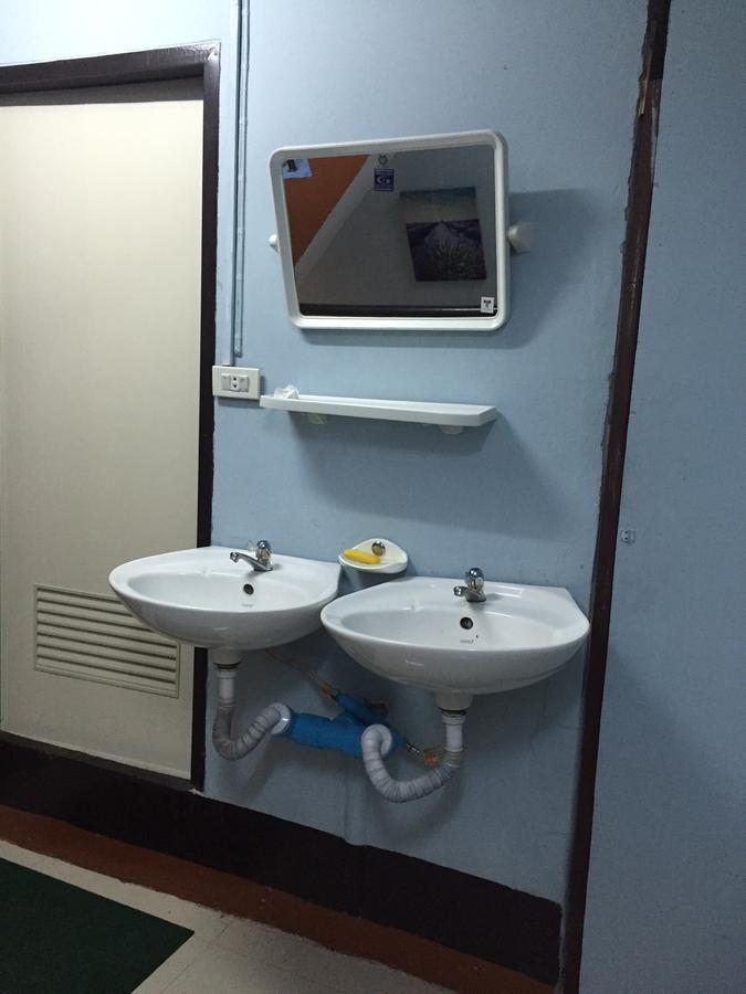 Q6 At 6 Hostel Bangkok Exterior photo