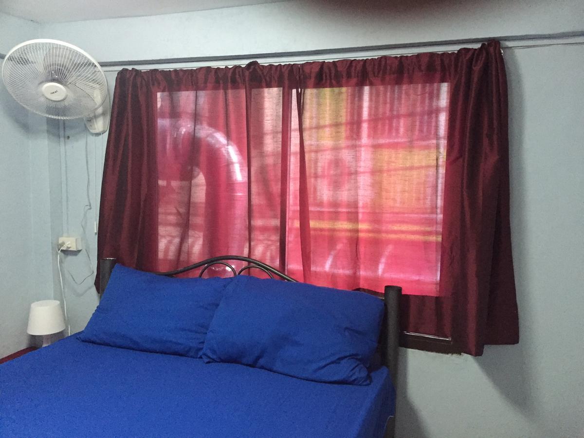 Q6 At 6 Hostel Bangkok Exterior photo