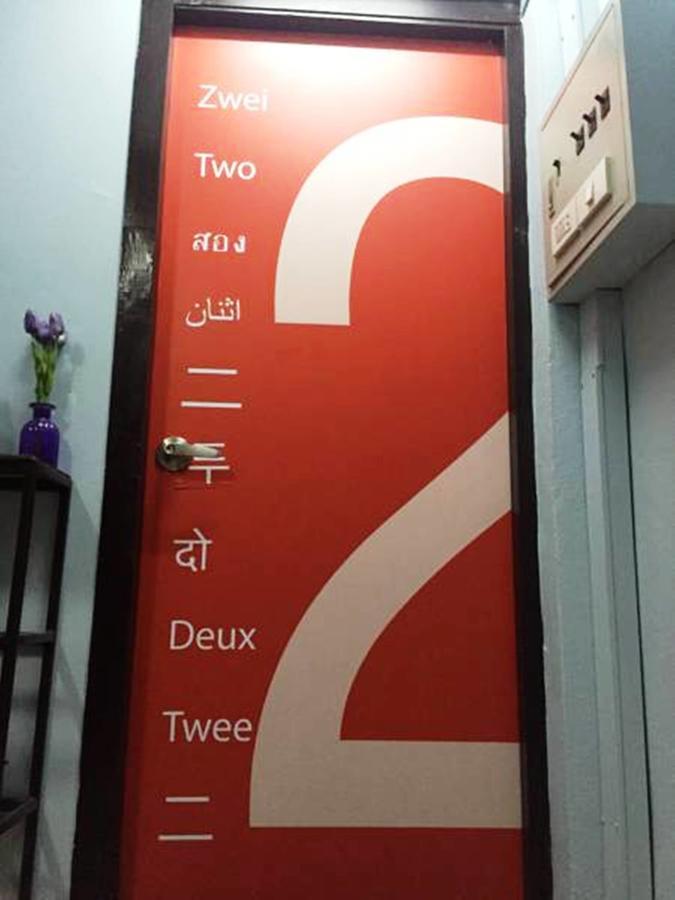 Q6 At 6 Hostel Bangkok Exterior photo