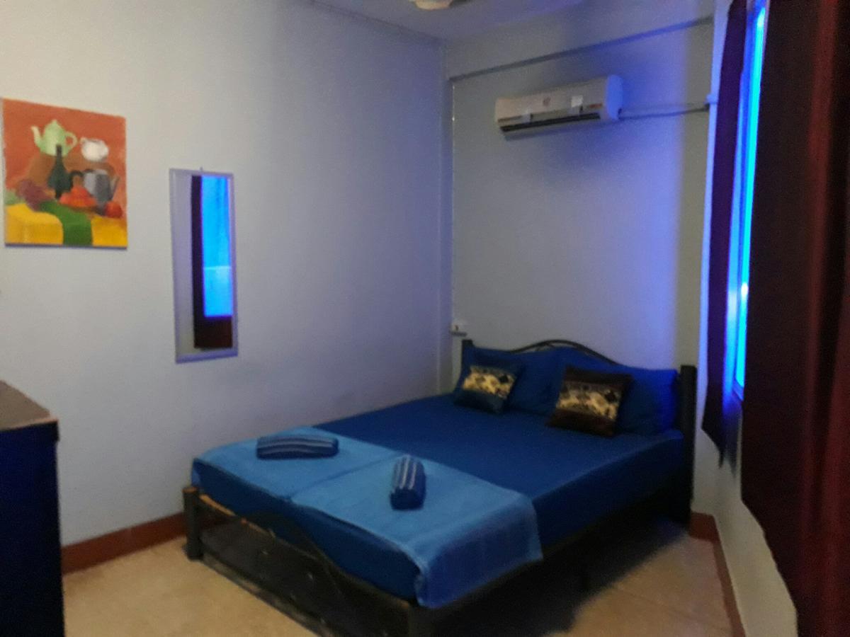 Q6 At 6 Hostel Bangkok Exterior photo