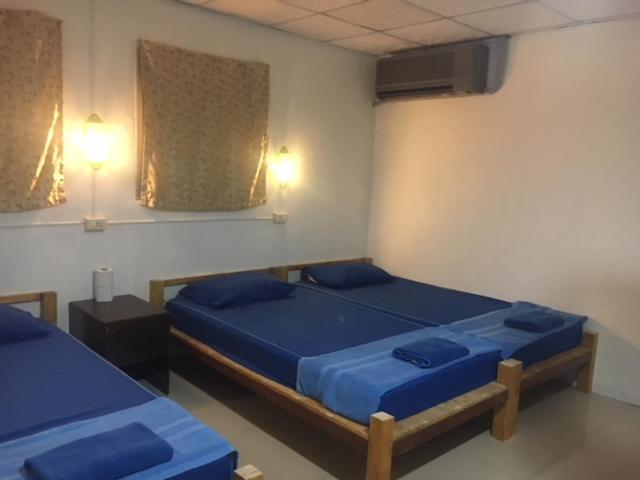 Q6 At 6 Hostel Bangkok Exterior photo